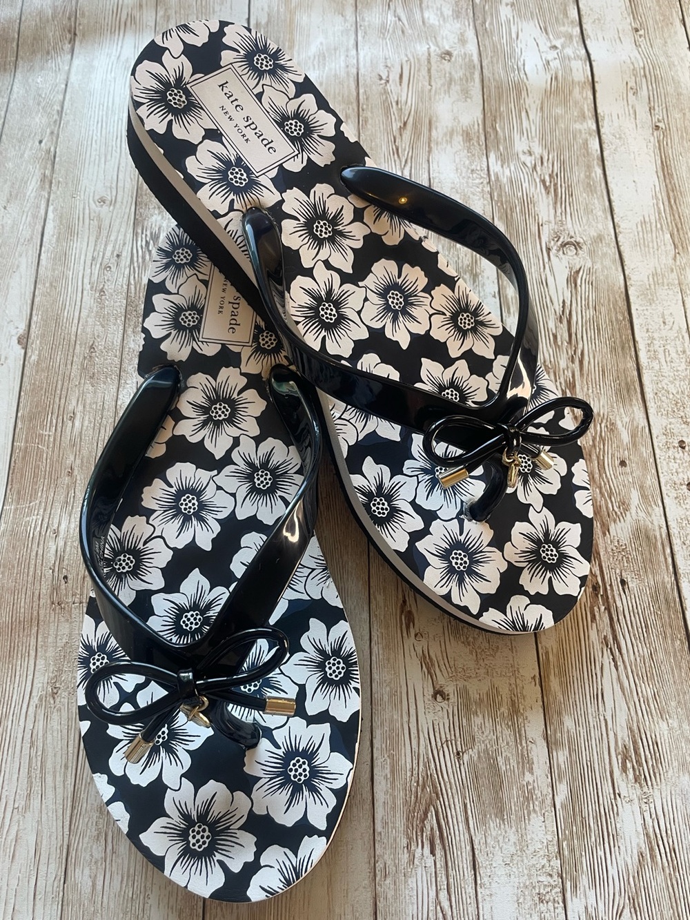 kate spade NY Nova Sandal Black & White Floral Bow Gold Charm Flip Flops W9 GUC - Picture 12 of 12